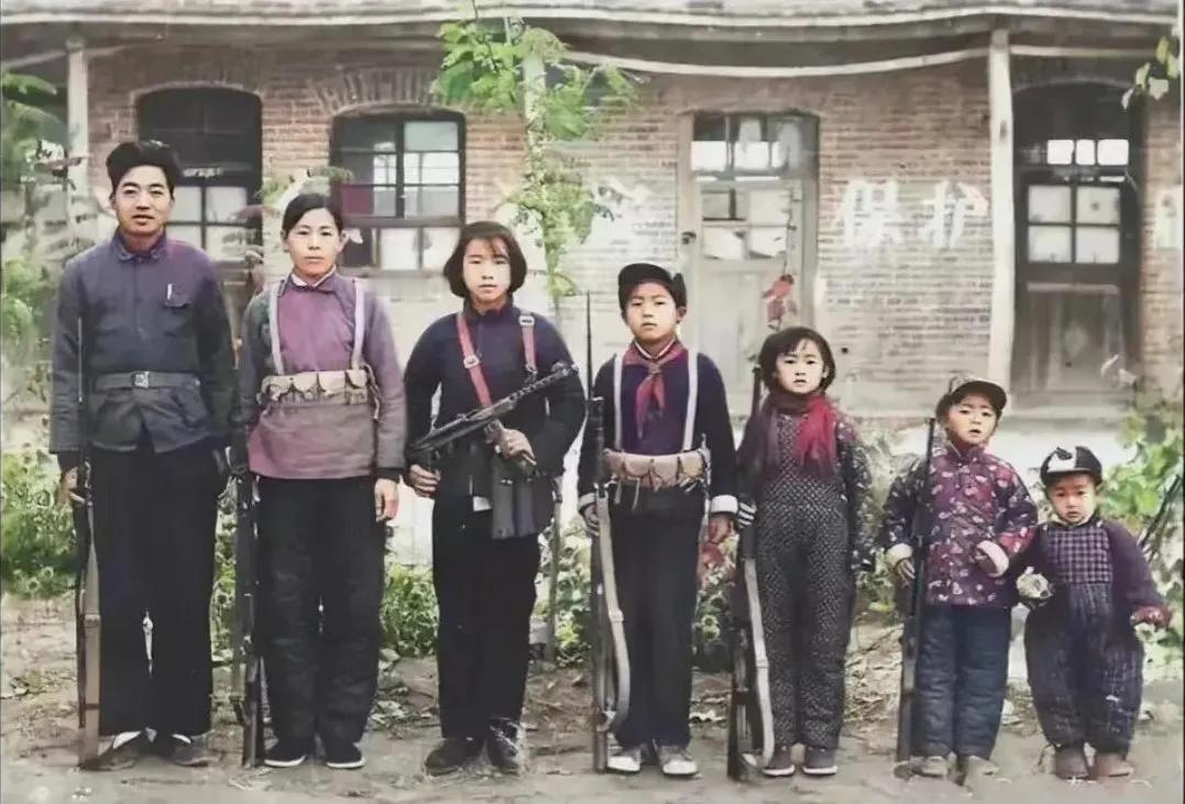 上世纪60年代一家七口人的合影。

照片中夫妻俩带领着五个孩子按大小个站成一排，