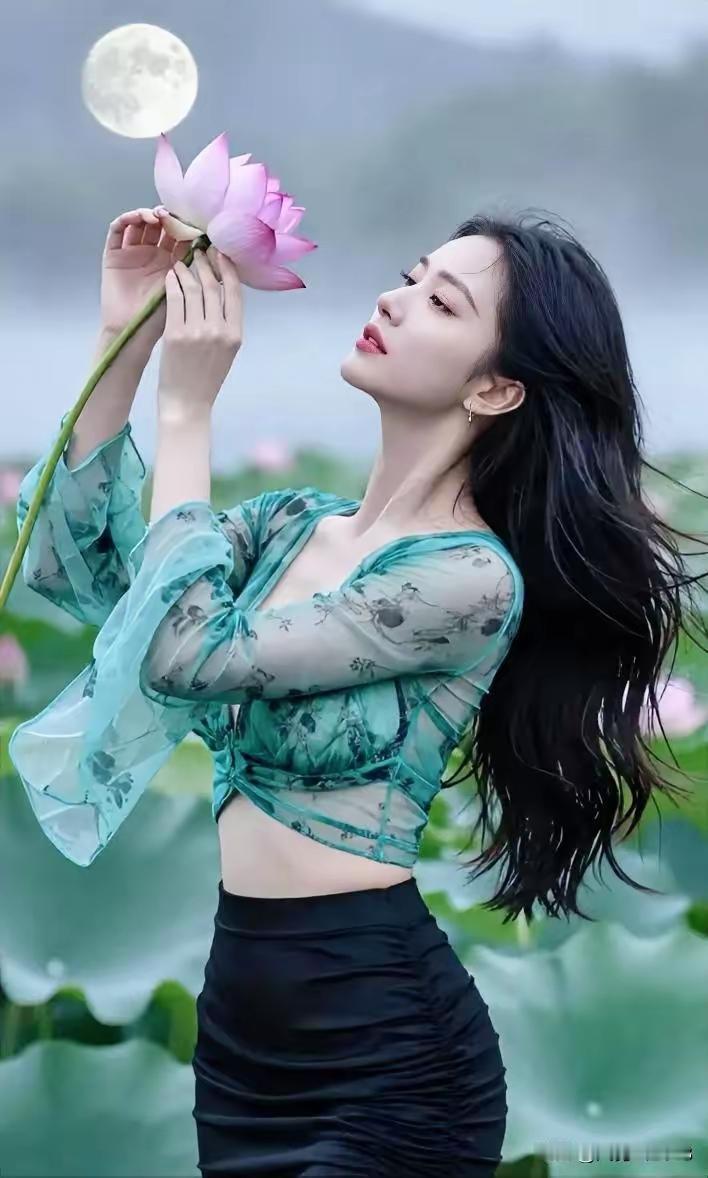 一个女子在湖边赏月摘莲花。