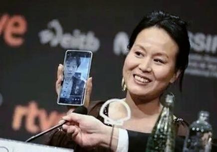 杀夫影后
对着镜头说
她依然相信爱情
期待有人接纳她的全部过往
 
想不到
赵箫