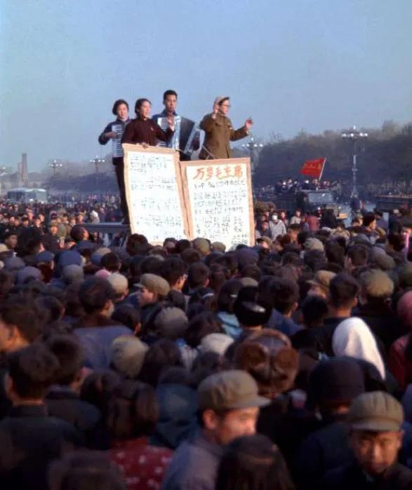 这是1966年，
大家在跟学歌唱毛主席的歌曲。
毛主席为国家和民族建立了丰功伟绩