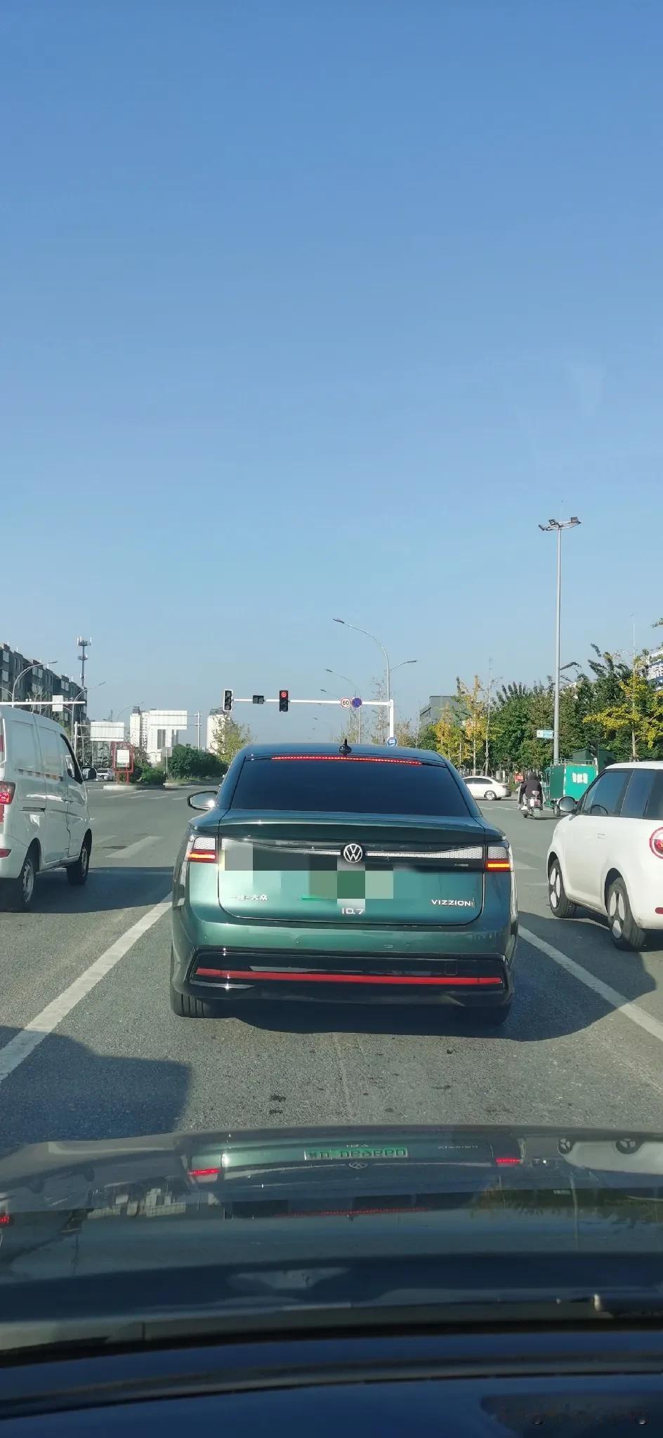 这个配色，这个车型怎么让我有点提不起精神呢？话说这就是大众神车的第一款中型纯电动