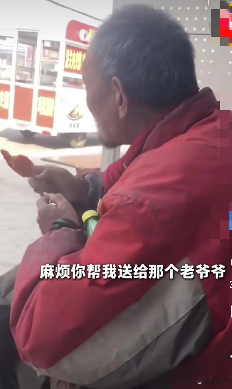 如果我有女儿，将来一定要嫁给这个男孩子。

山东潍坊一位高三男生的举动感动了无数