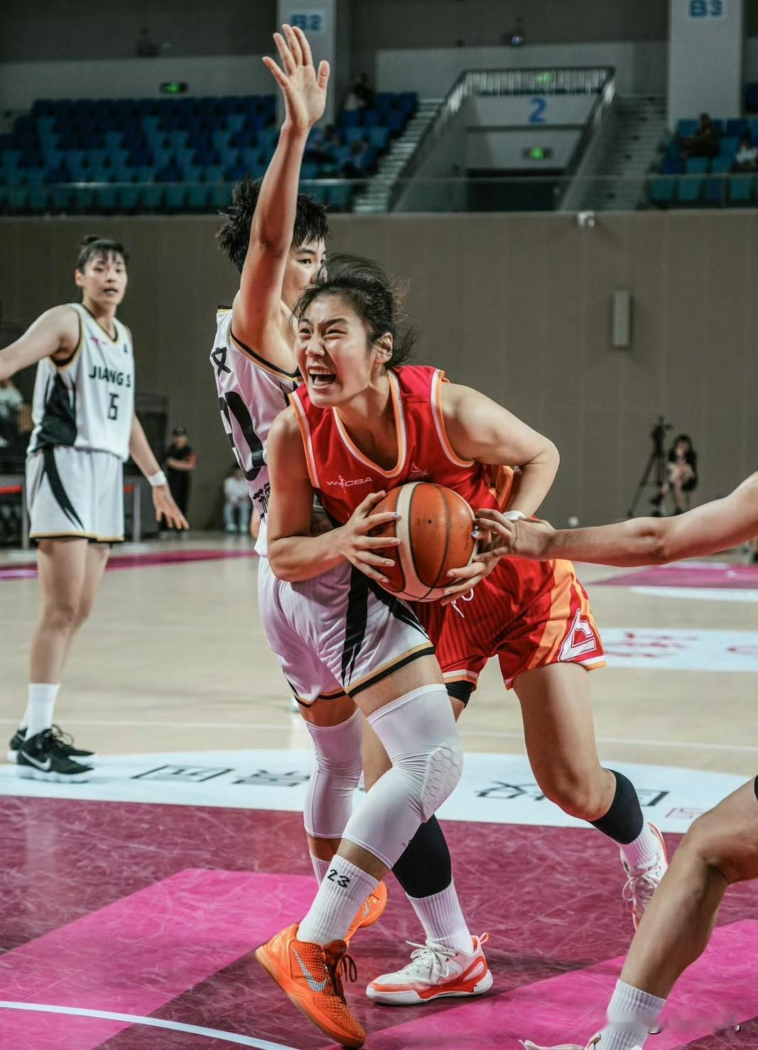 打河南豫女篮不费什么力气就可以拿下吗？明天晚上山西女篮学生军约战河南国手队争夺第