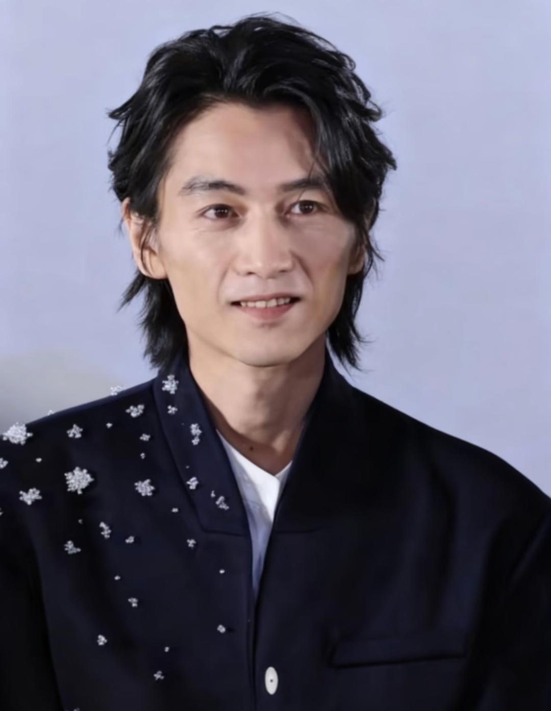 突然发现陈晓瘦了很多，
如果在离婚和新角色之间选一个原因，
我觉得是离婚的原因，