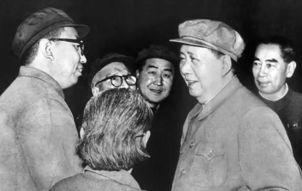1976年，毛主席83岁，身体已经很差，说话吃力，但还是给华国锋写了6字，这6个