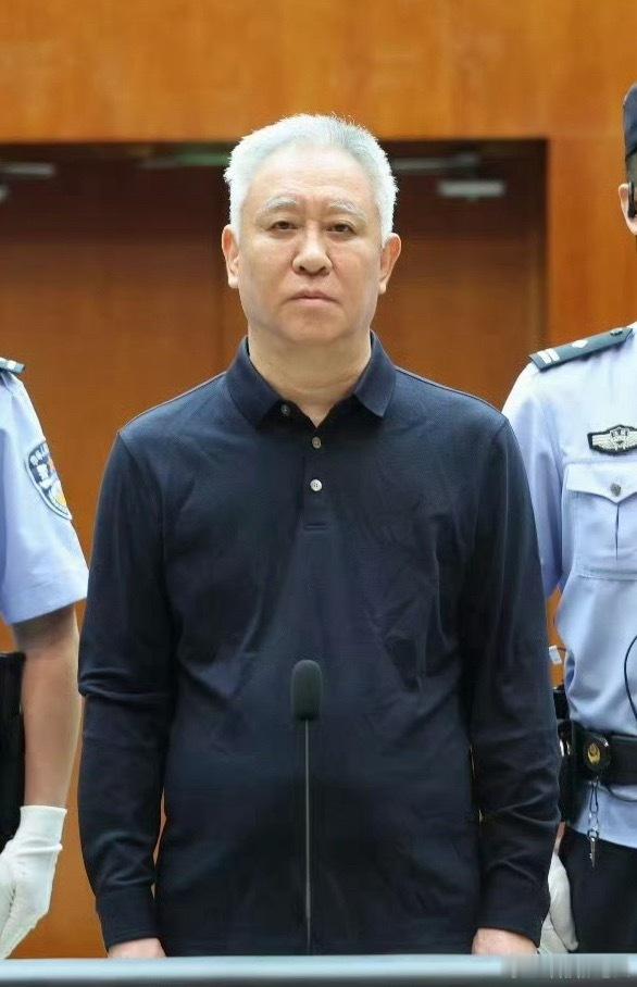 许家印一审被判无期这对许家印来说，已经是顶好的结果了。春风得意数十载，早已看尽世