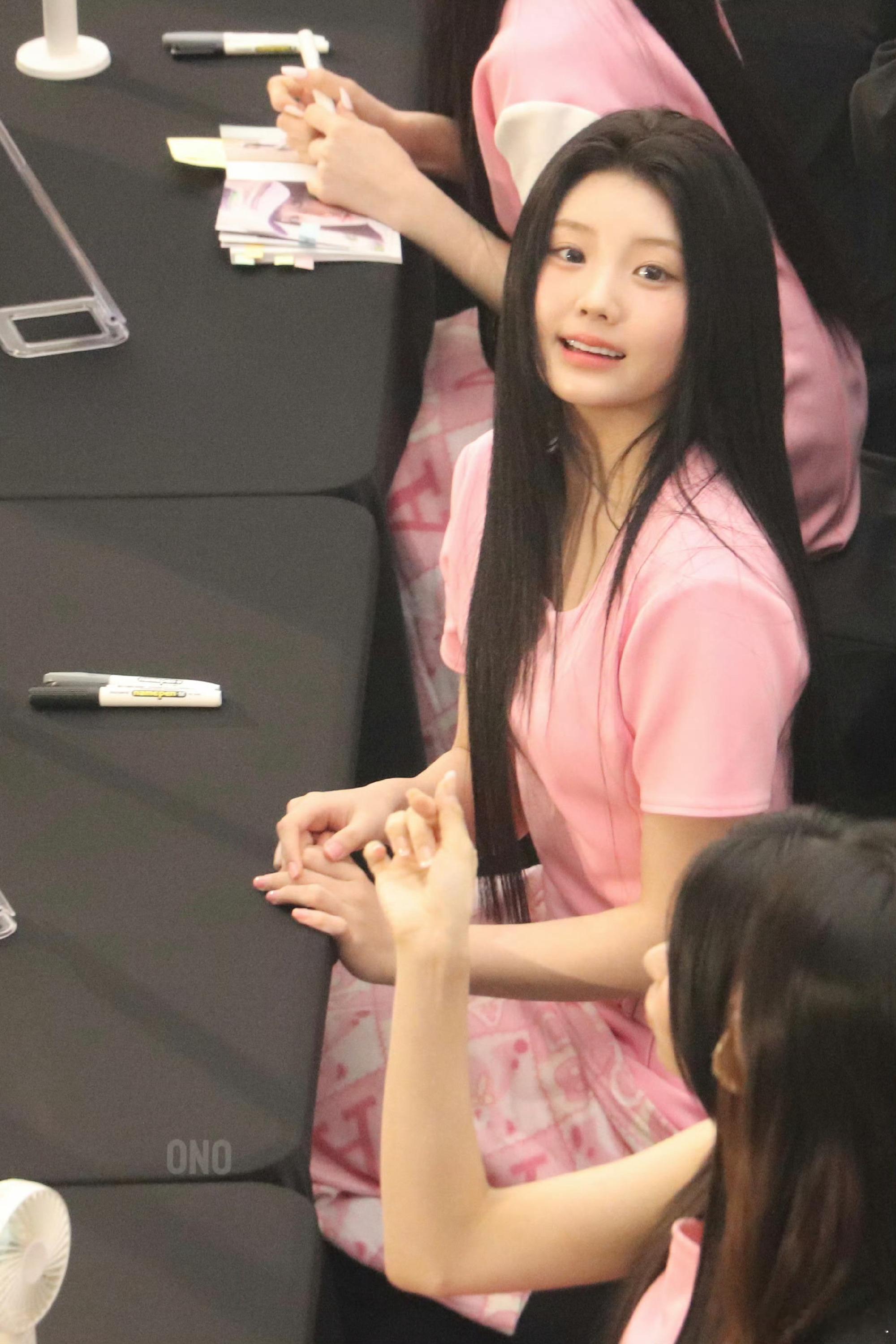 总觉得沅禧宝宝好像早期黑涩会美眉里的丫头，也不是长得像，就是笑起来那个可爱劲儿很