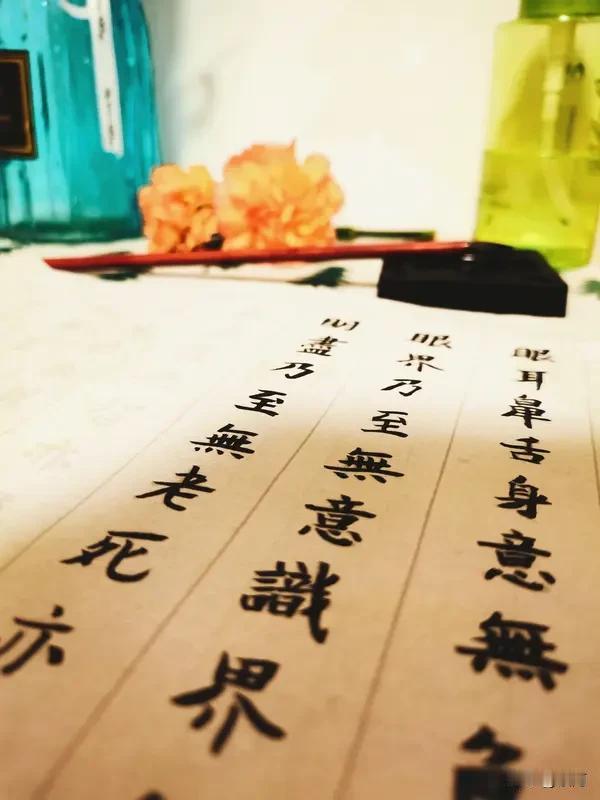 “笔走龙蛇惊风雨”，这上联气势磅礴，让人忍不住去对出绝妙下联。最经典的当属“诗成