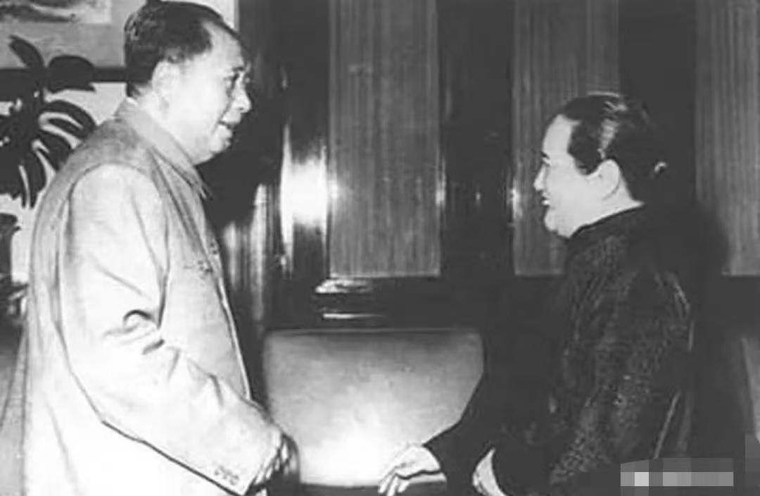 见遍近代各路权贵，宋庆龄唯独盛赞：毛主席是我见过最明智的人。

从事历史教育工作