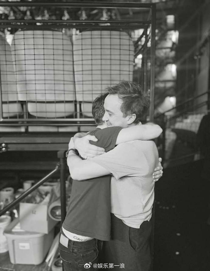 哈利波特马尔福演员合照哈利波特马尔福演员拥抱 电影《哈利·波特》马尔福的扮演者汤