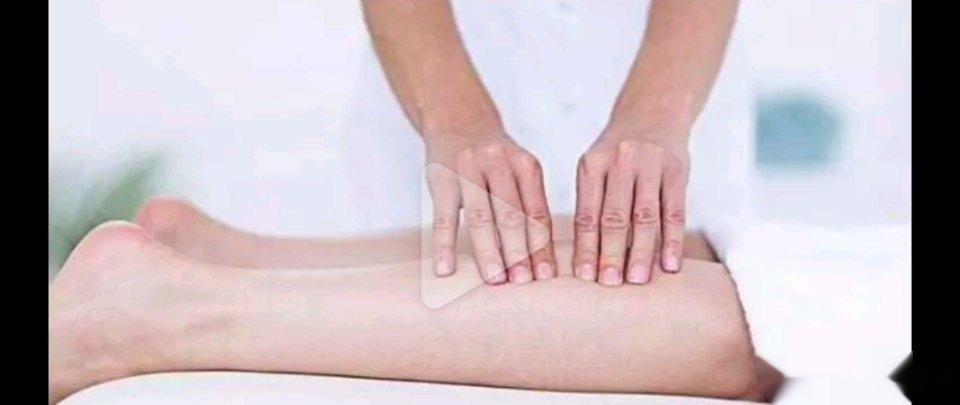 腿部护理方法　　1、清洁时的按摩　　由于腿部皮肤很容易干燥并形成皮屑，故在进行腿