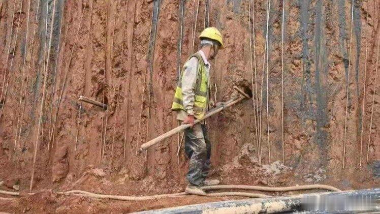 凤凰新闻【大坝建设被指偷工减料，官方通报】针对媒体反映福建永安抽水蓄能电站施工过