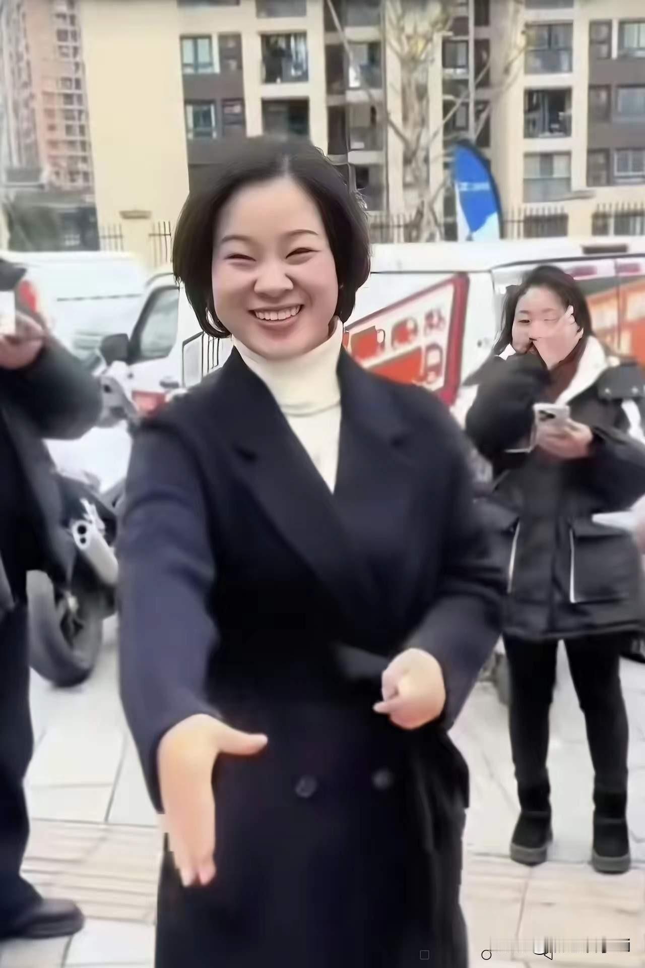 有人问张雪老婆星姐：大家都问，你平时怎么看起来郁是笑盈盈的？
 她说，除了生死，