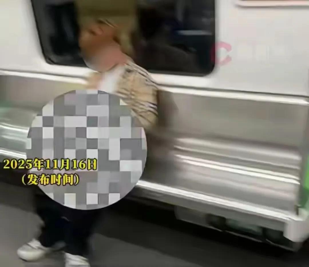 南宁一男子酒后坐地铁，神志不清，当众脱裤子，裸露下体。
酒后看人品，这个男人，趁