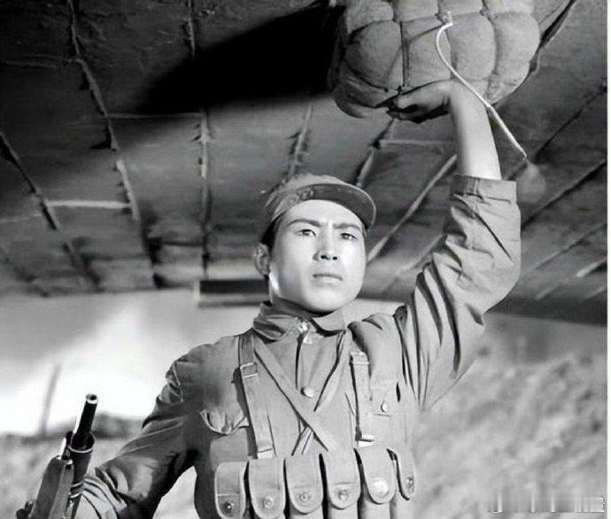 董存瑞烈士已经牺牲76周年了！请你停留一秒，向我们伟大的人民英雄献上一朵小花 ​