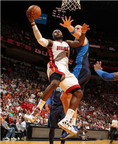 【MVP榜：詹皇统治级表现仍稳居首位】北京时间1月5日，NBA官网公布了新一期M