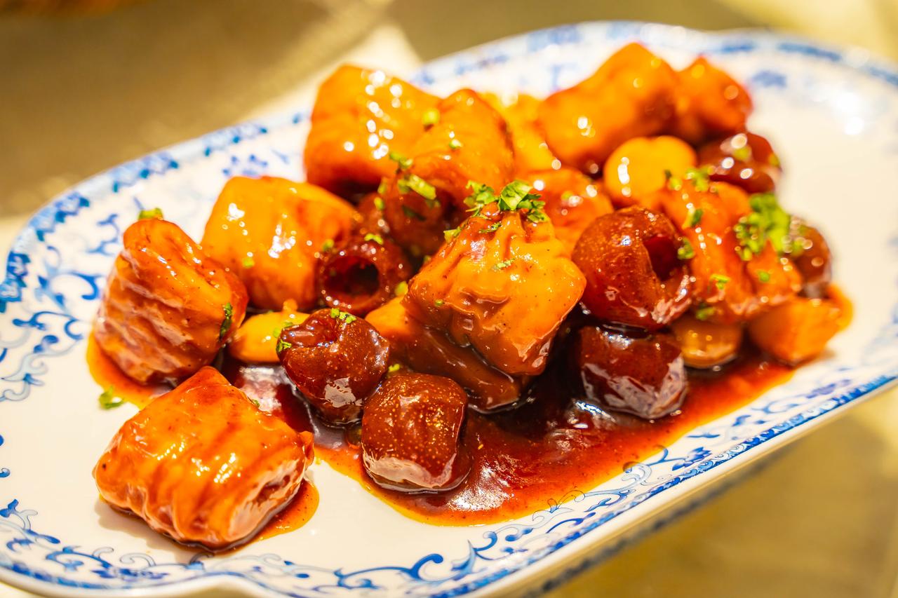 山东美食推荐：鲁菜根，地道风味！
来到山东千万不能错过鲁菜根，在这里你可以体验到