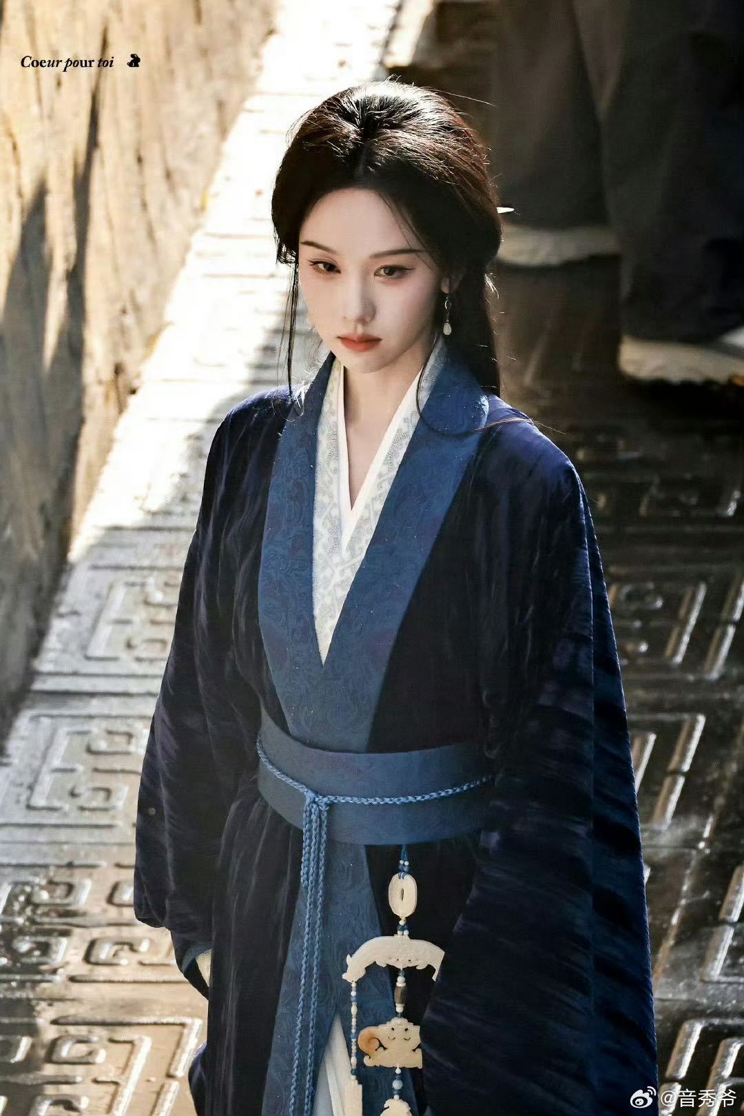 陈都灵月鳞绮纪定档海报陈都灵的雾妄言定档海报氛围感拉满，清冷又带着狐妖的神秘，竹