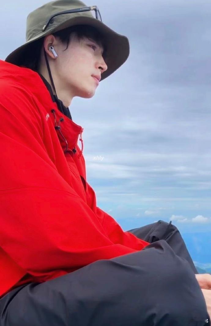 王星越突然直播一直哭 我懵了 于正抓狂 王星越直播突然哭起来，许凯赵晴又莫名被攻