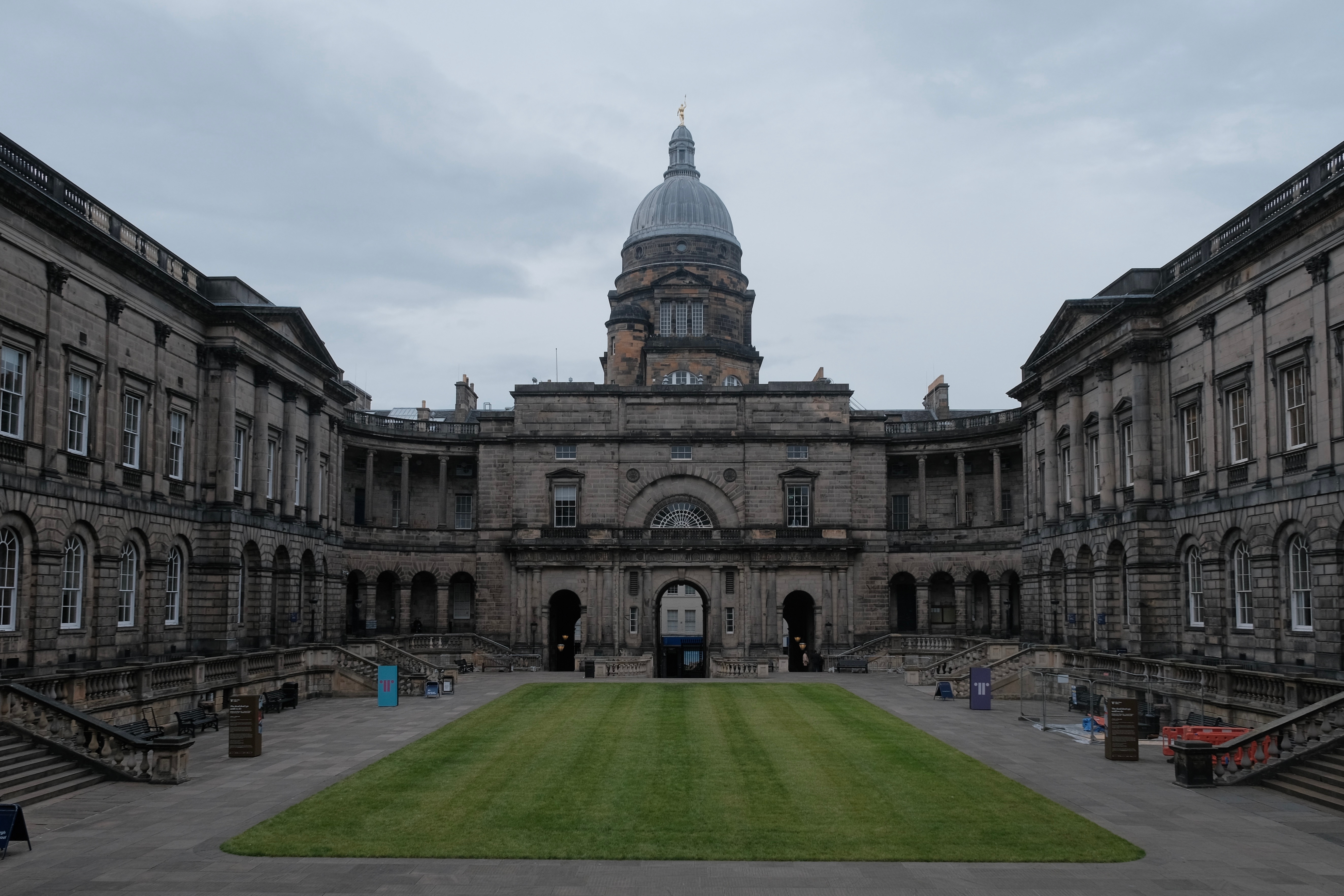 去过爱丁堡大学的旧学院，神学院，才知道什么是魔法学院本院。这他妈就是霍格沃兹老校