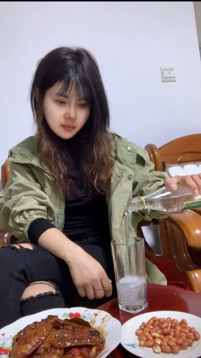 别人一喝就脸红，我喝晕脸也不红….跨年夜的那天，必须大醉一场，将所有的...