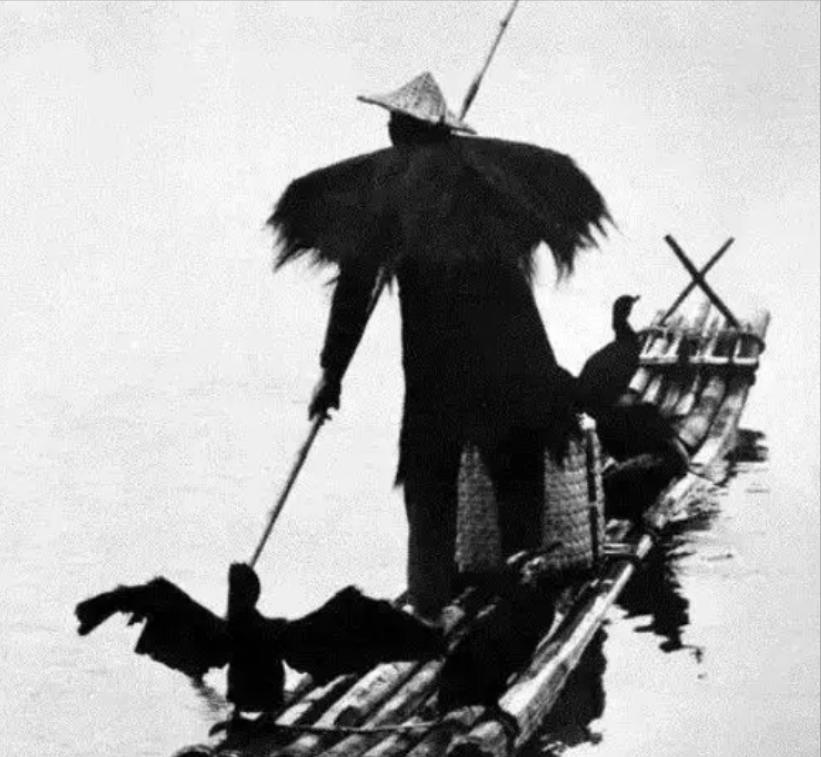 1942年，渔民陈根土载着16个日军过江，船行至江心，原本一脸谄媚的陈根土突然哈