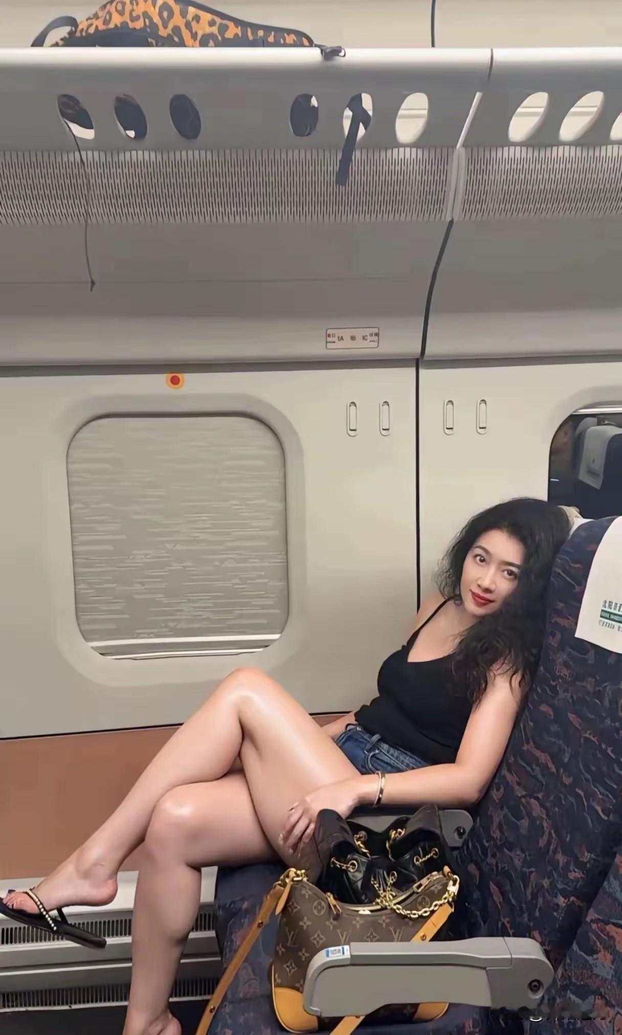 昨晚上坐高铁出差，看见对座有位很有知性美和女人味的女士，秀发披肩，烈焰红唇，非常