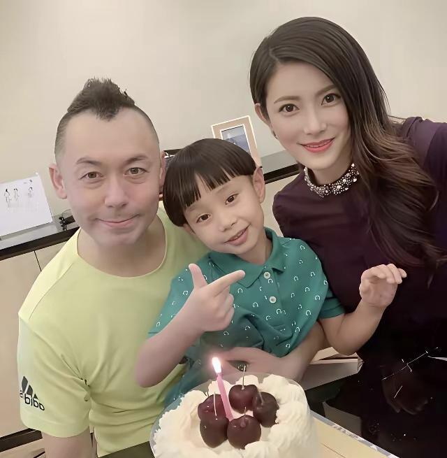 雷庭虽然没有成年，但是从小应该是比较黏爸爸的，以前一家三口给他过生日，他基本上都