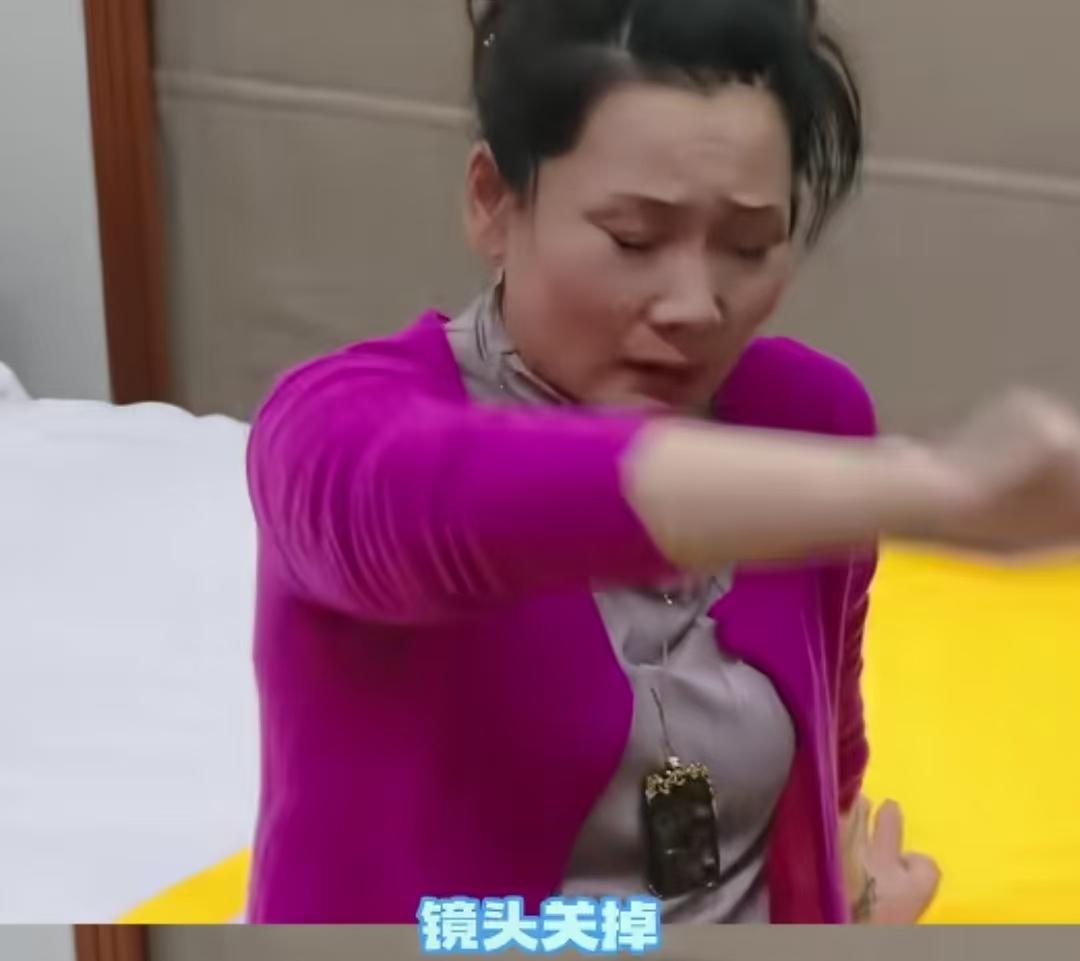 何赛飞用了很多年的行李箱打不开了，柯淳和邵子恒把箱子给踹开了！
邵子恒：“我说咱