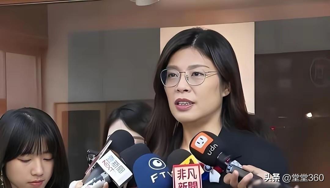 首先，郑丽文是睁开眼看大陆的第一人，认同九二共识，一国两制。去大陆前专程拜访了王