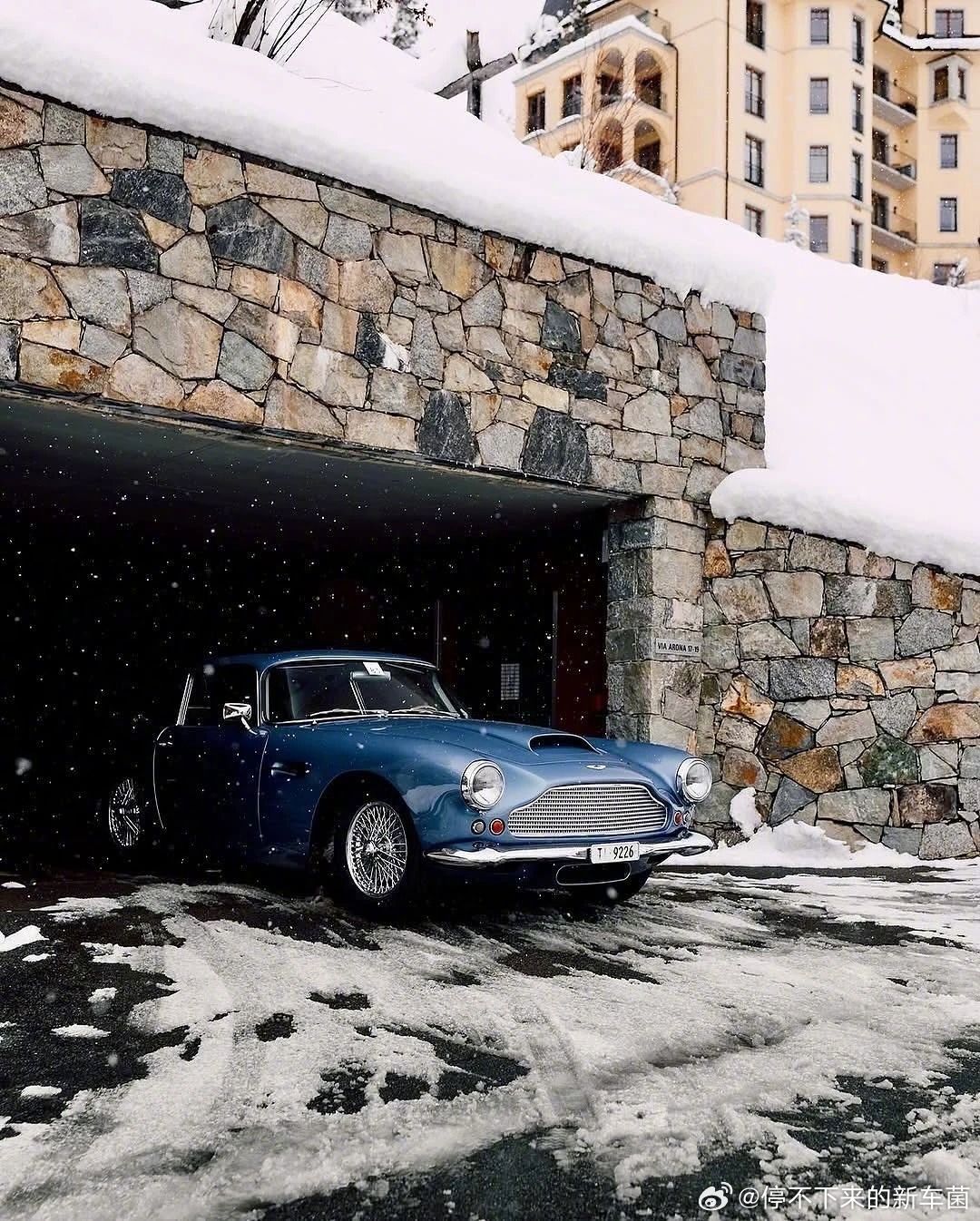 有人期待下雪吗？我反正一点也不期待，但是雪景下的DB4真的帅极了