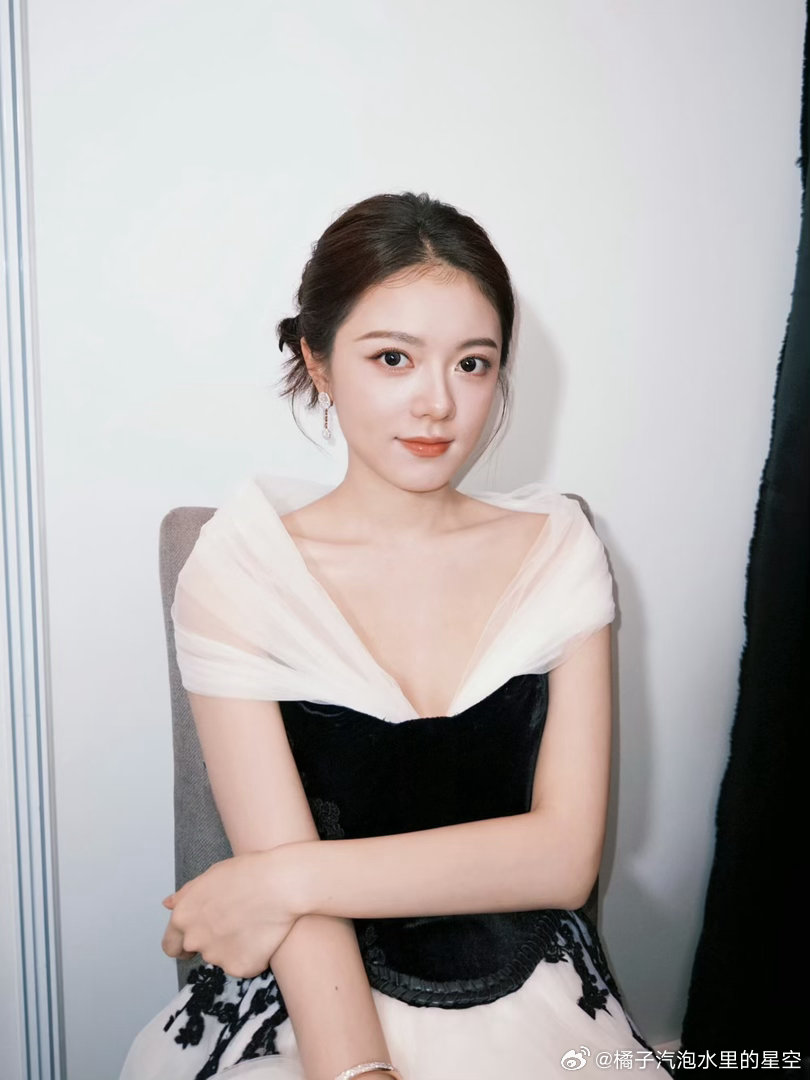 赵今麦  🍒赵今麦流浪地球3 🍒赵今麦韩朵朵 讨厌的天气和讨厌的心情。这种大