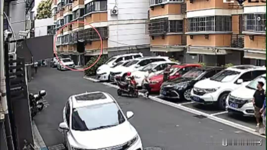 近日，嘉兴南湖区公安分局解放派出所接到一小区居民报警，称楼上有夫妻争吵，并将物品