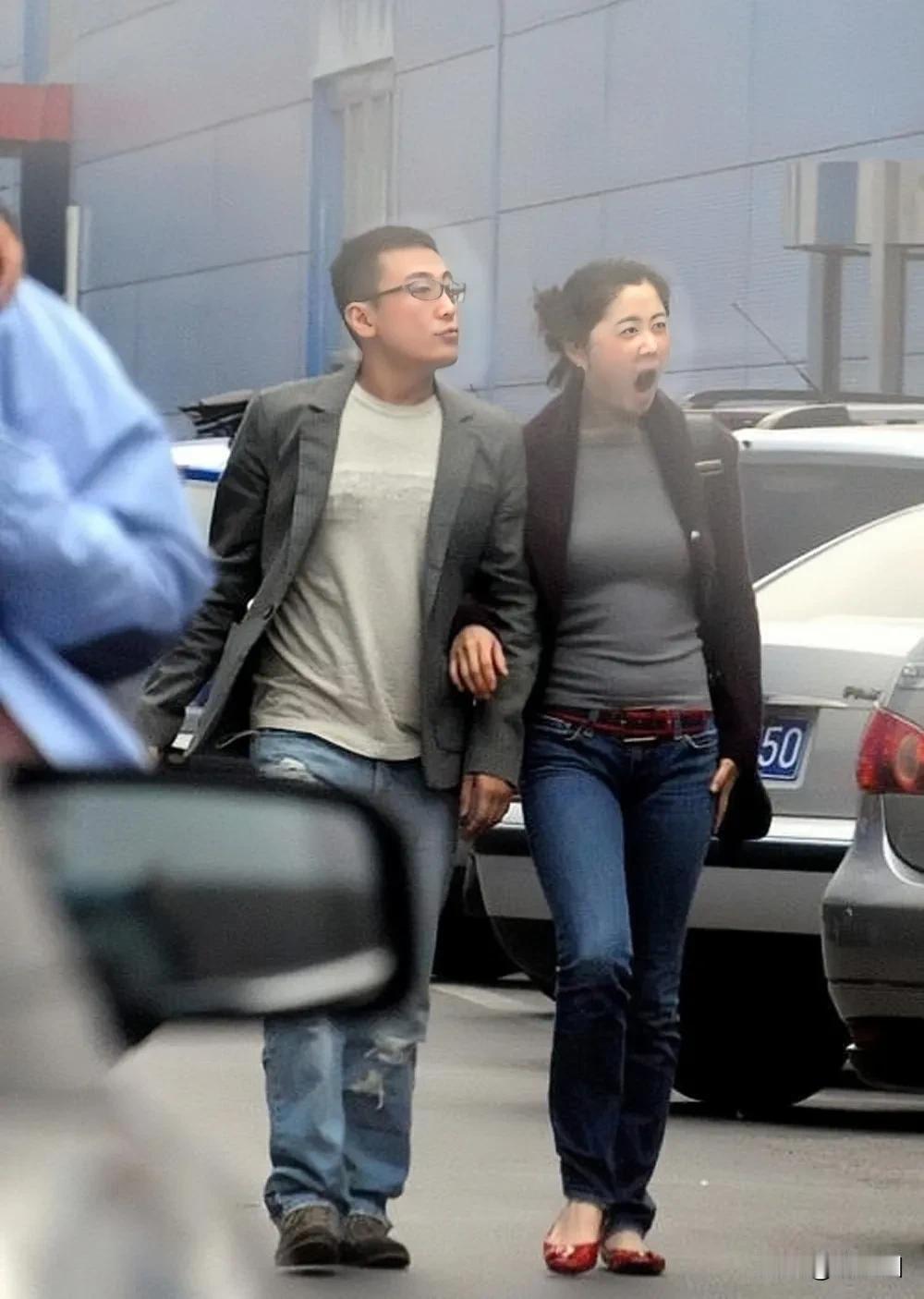 窦文涛旁边的女人是演员刘蓓？近期，窦文涛牵手女演员刘蓓照片被网友扒出，老梗再度翻