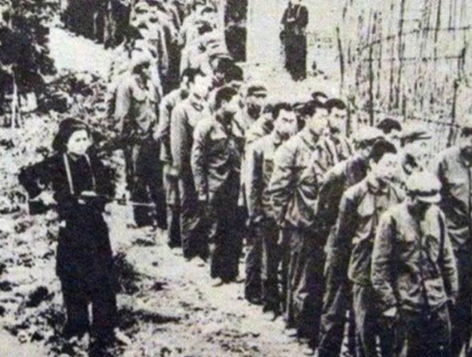 1979年，俘虏交换后，200多名战士终于回到祖国。他们刚刚跨过边境线，广州军区