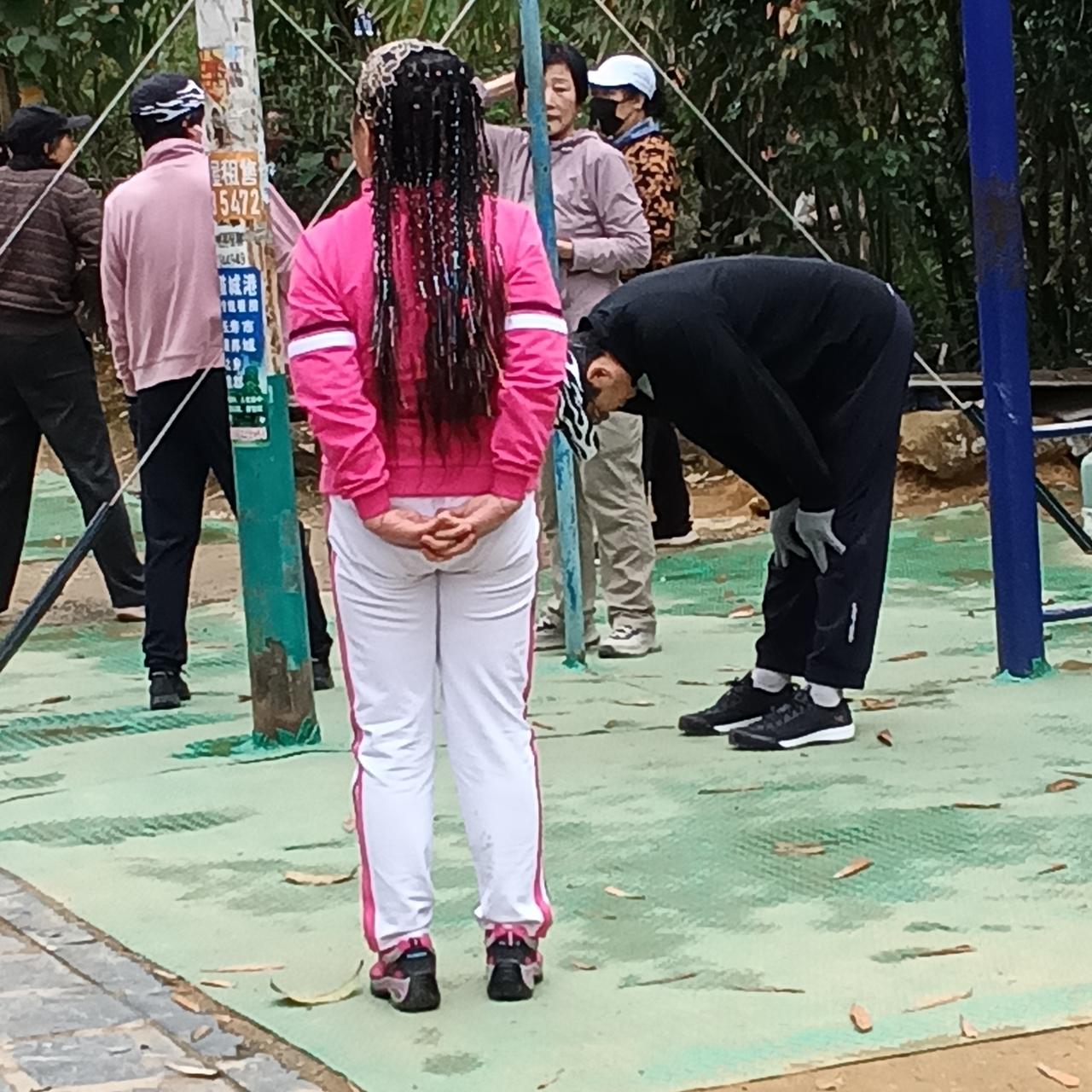 巴马大榕树广场
锻炼的氛围很浓厚

康养的人们每天都会来到俗称大榕树广场的地方做