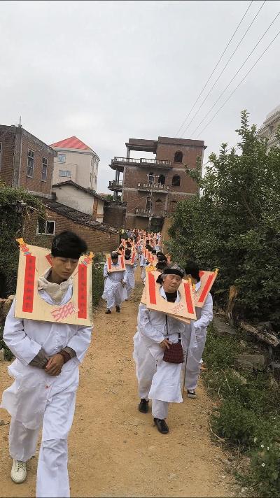你见过这样的场景吗？这是莆田一个风俗，叫谢恩，就是他们祖上曾有求过什么，然后做到