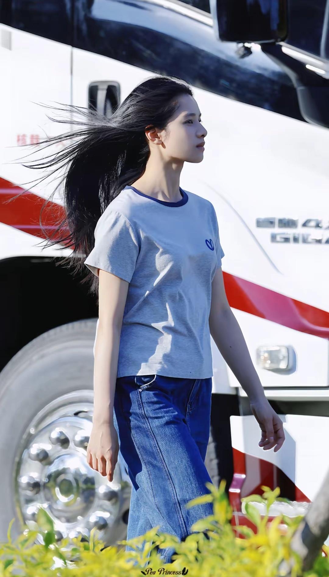 风吹动她的头发，乱的是我的心风都在偏爱张婧仪