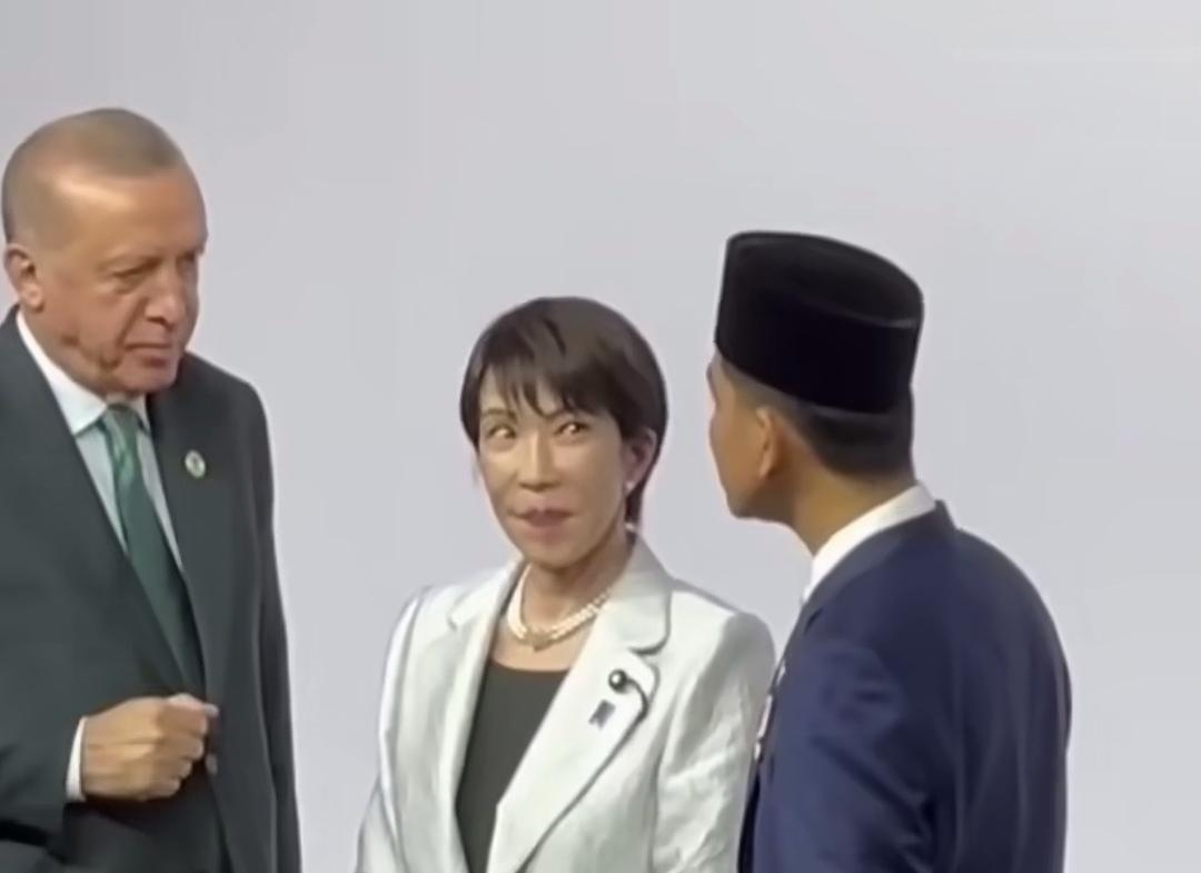 高市早苗“江山易改，本性难移。”无论到哪，什么场合。

只要是公的就挤眉弄眼，卖