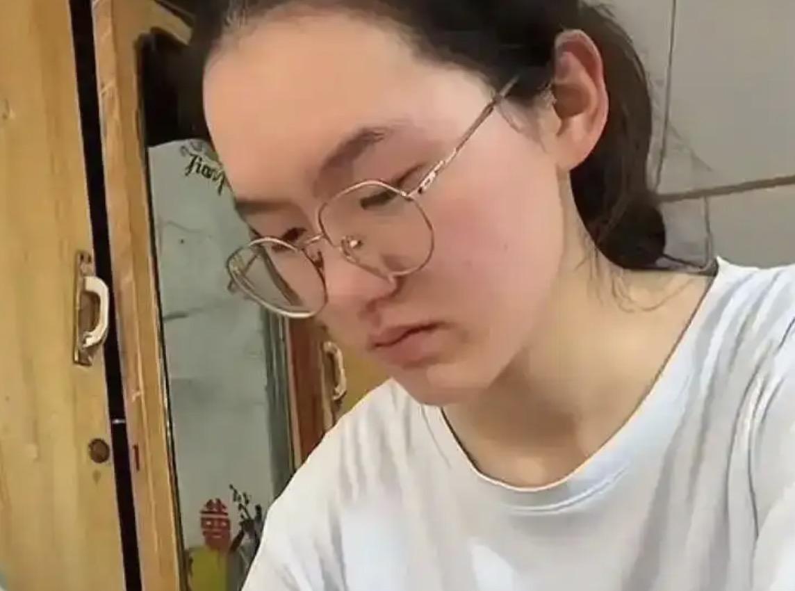拿着手机涌进韩雅平家里直播也就算了，现在竟然直接冒充本人卖起了货！
这两天河南平