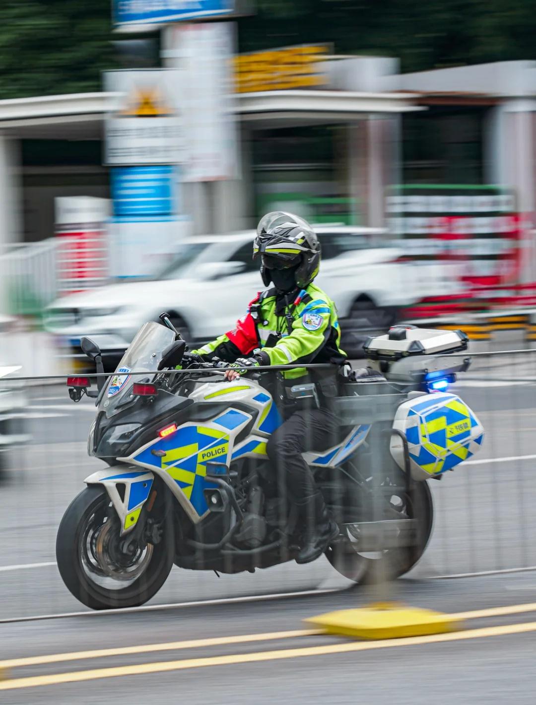 是帅气的深圳铁骑呀~
日常拍帅哥[爱慕][爱慕][爱慕]
交警们不辞辛苦地守护城