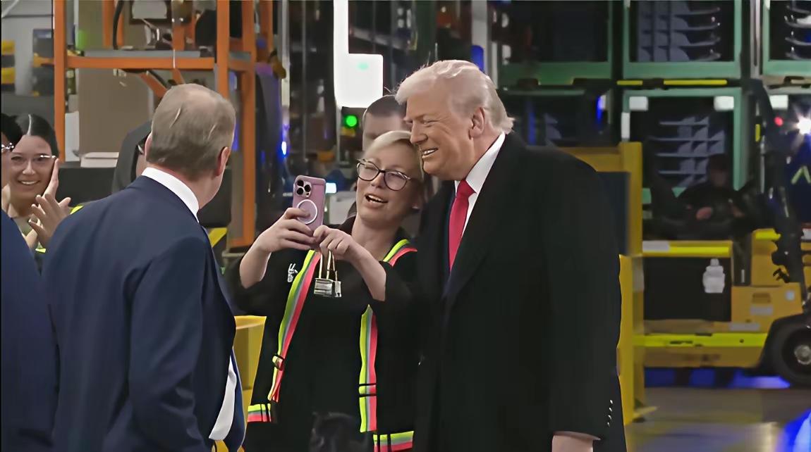 莱维特这一次没有说假话。
     从特朗普视察在芝加哥的福特汽车厂与该厂员工互