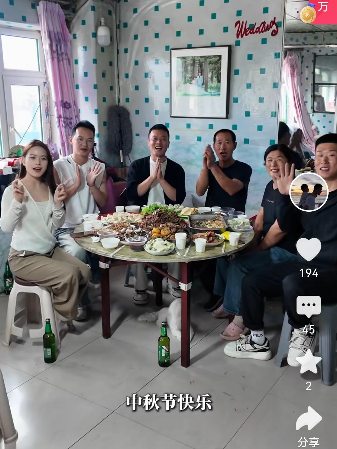 热闹中秋，东北小院里的烟火温情
 
这个中秋节，秋天爸爸来到东北海波家中，度过了