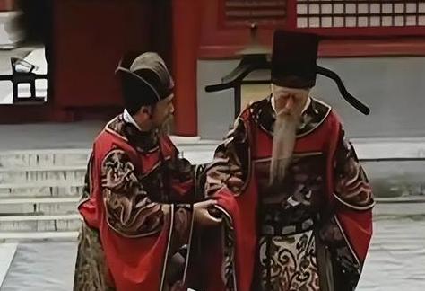 徐阶和严嵩都是大首辅，后人多把严嵩当奸臣，徐阶当贤臣，可单看私生活，徐阶却好不到