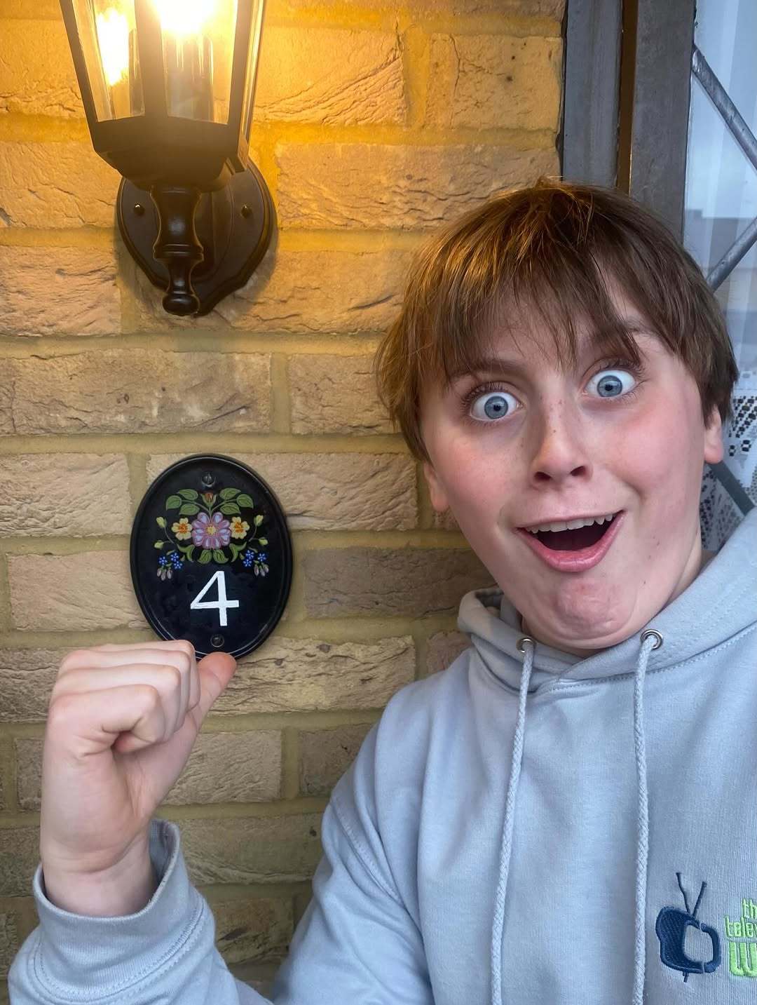 两代达力同框！！剧版《哈利·波特》 达力·德思礼小演员阿莫斯·基特森近日到访伦敦