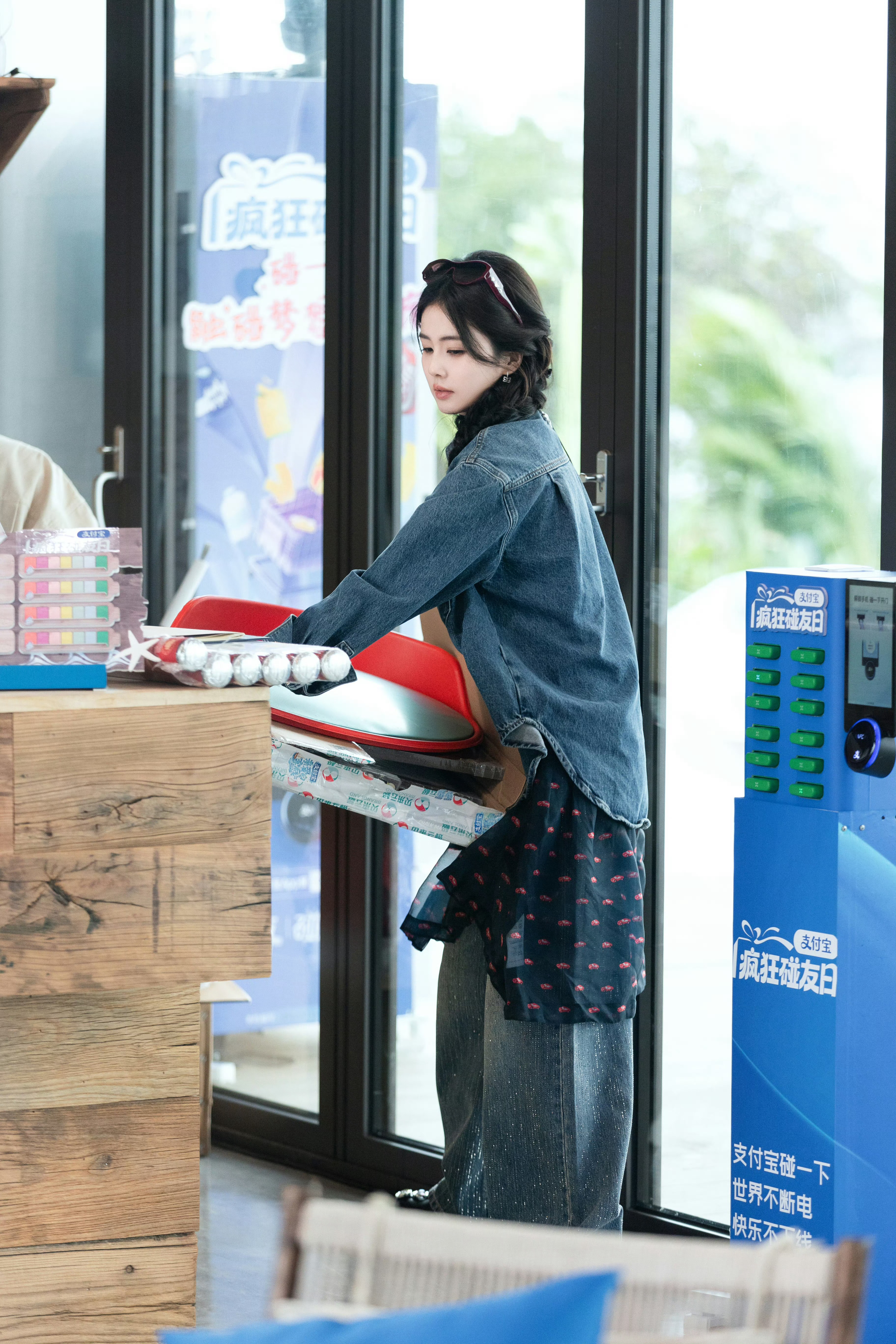 亲爱的客栈被飞行嘉宾白鹿美到了，她真的好真实，活人感满满。支持白鹿多录制几个综艺