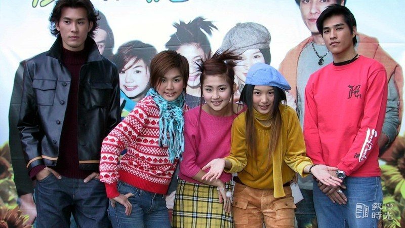 2001年S.H.E首部偶像剧作品《爱情大魔咒》开镜该剧的片头曲〈Remembe