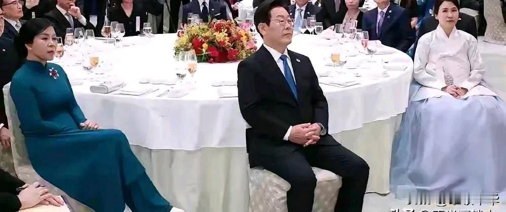这幅图显示的是一位总统即韩国总统李在明；两位第一夫人即韩国第一夫人和越南第一夫人
