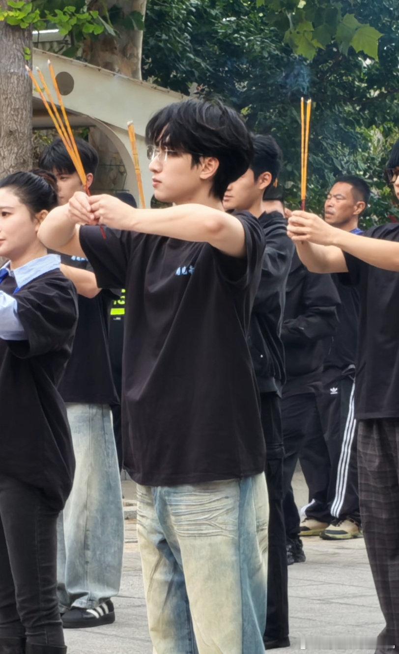 严浩翔眼镜造型高智感严浩翔敬香神图 严浩贤眼镜造型高智感来袭，是新剧《看见未来》