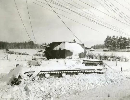 1945 年 1 月，一辆被积雪覆盖的四号“旋风式”防空坦克在比利时。它已被击毁